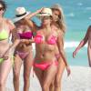 Eva Longoria joue à la plage dans un petit bikini rose à Miami le 23 novembre 2015.