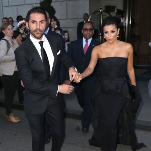 Eva Longoria et son petit-ami Jose Antonio Baston sortent de l'hôtel Ritz Carlton à New York, le 23 septembre 2014.