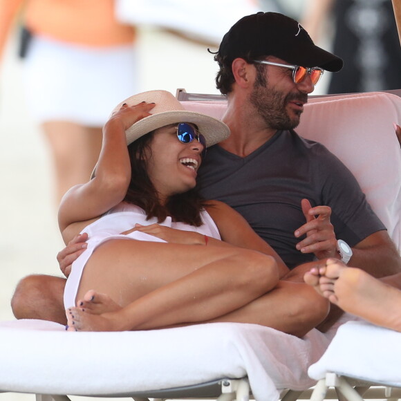 Eva Longoria et son compagnon Jose Antonio Baston discutent avec Serena Williams sur une plage lors de leurs vacances à Miami, le 13 septembre 2014.