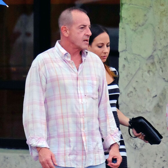 Exclusif - Michael Lohan, le père de Lindsay Lohan va déjeuner avec des amies à Delray Beach, le 16 juillet 2014. La petite-amie de Michael, Kate Major est enceinte et en prison suite à son arrestation pour conduite en état d'ivresse!