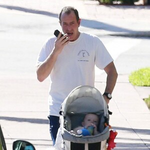 Exclusif - Michael Lohan, le pere de Lindsay, se promene avec son fils Landon pendant que sa petite-amie Kate Major fait quelques courses pres de leur maison a Delray Beach, le 6 octobre 2013.