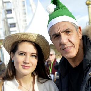 Samy Naceri présente sa nouvelle compagne Marie - Le Secours populaire, Marcel Campion et le Monde Festif invitent 1000 enfants d'Ile de France à la Grande roue place de la Concorde à Paris le 22 décembre 2015 pour une après-midi festive avec remise de cadeaux.