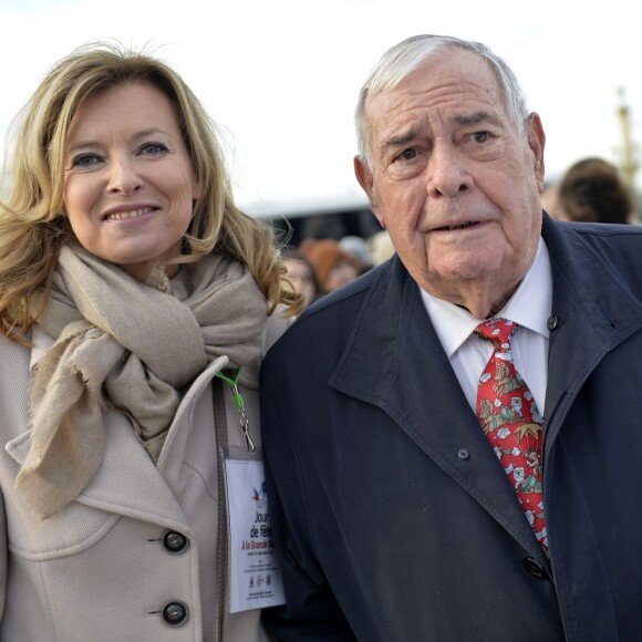 Julien Lauprêtre, Président du Secours populaire français et Valérie Trierweiler - Le Secours populaire, Marcel Campion et le Monde Festif invitent 1000 enfants d'Ile de France à la Grande roue place de la Concorde à Paris le 22 décembre 2015 pour une après-midi festive avec remise de cadeaux.