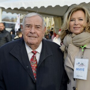 Julien Lauprêtre, Président du Secours populaire français et Valérie Trierweiler - Le Secours populaire, Marcel Campion et le Monde Festif invitent 1000 enfants d'Ile de France à la Grande roue place de la Concorde à Paris le 22 décembre 2015 pour une après-midi festive avec remise de cadeaux.