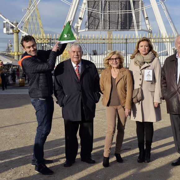 Marc-Emmanuel Dufour, animateur de l'émission "Tous ensemble", Julien Lauprêtre, Président du Secours populaire français, Nicoletta, Valérie Trierweiler et Marcel Campion - Le Secours populaire, Marcel Campion et le Monde Festif invitent 1000 enfants d'Ile de France à la Grande roue place de la Concorde à Paris le 22 décembre 2015 pour une après-midi festive avec remise de cadeaux.