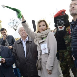 Marcel Campion, Valérie Trierweiler et Marc-Emmanuel Dufour, animateur de l'émission "Tous ensemble" - Le Secours populaire, Marcel Campion et le Monde Festif invitent 1000 enfants d'Ile de France à la Grande roue place de la Concorde à Paris le 22 décembre 2015 pour une après-midi festive avec remise de cadeaux.