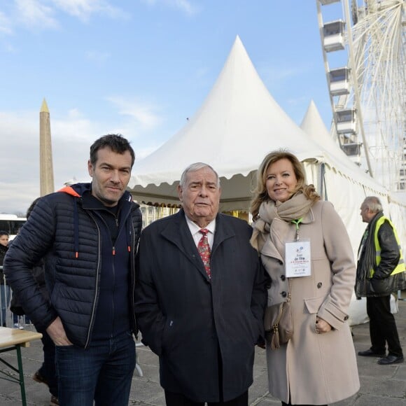 Marc-Emmanuel Dufour, animateur de l'émission "Tous ensemble", Julien Lauprêtre, Président du Secours populaire français et Valérie Trierweiler - Le Secours populaire, Marcel Campion et le Monde Festif invitent 1000 enfants d'Ile de France à la Grande roue place de la Concorde à Paris le 22 décembre 2015 pour une après-midi festive avec remise de cadeaux.
