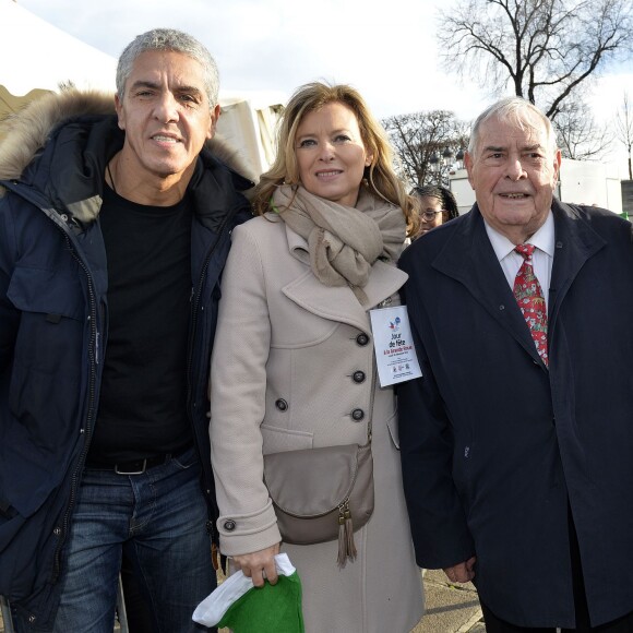 Samy Naceri, Valérie Trierweiler, Julien Lauprêtre, Président du Secours populaire français et Nicoletta - Le Secours populaire, Marcel Campion et le Monde Festif invitent 1000 enfants d'Ile de France à la Grande roue place de la Concorde à Paris le 22 décembre 2015 pour une après-midi festive avec remise de cadeaux.