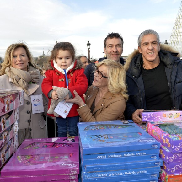Valérie Trierweiler, Nicoletta , Marc-Emmanuel Dufour, animateur de l'émission "Tous ensemble" et Samy Naceri - Le Secours populaire, Marcel Campion et le Monde Festif invitent 1000 enfants d'Ile de France à la Grande roue place de la Concorde à Paris le 22 décembre 2015 pour une après-midi festive avec remise de cadeaux.