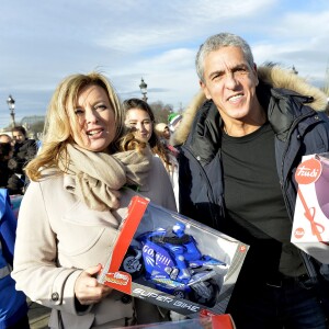 Valérie Trierweiler et Samy Naceri - Le Secours populaire, Marcel Campion et le Monde Festif invitent 1000 enfants d'Ile de France à la Grande roue place de la Concorde à Paris le 22 décembre 2015 pour une après-midi festive avec remise de cadeaux.