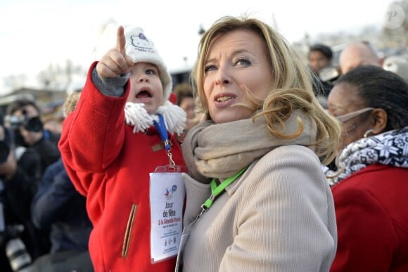 Valérie Trierweiler - Le Secours populaire, Marcel Campion et le Monde Festif invitent 1000 enfants à la Grande roue place de la Concorde à Paris le 22 décembre 2015 pour une après-midi festive avec remise de cadeaux.