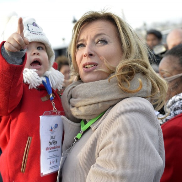 Valérie Trierweiler - Le Secours populaire, Marcel Campion et le Monde Festif invitent 1000 enfants à la Grande roue place de la Concorde à Paris le 22 décembre 2015 pour une après-midi festive avec remise de cadeaux.