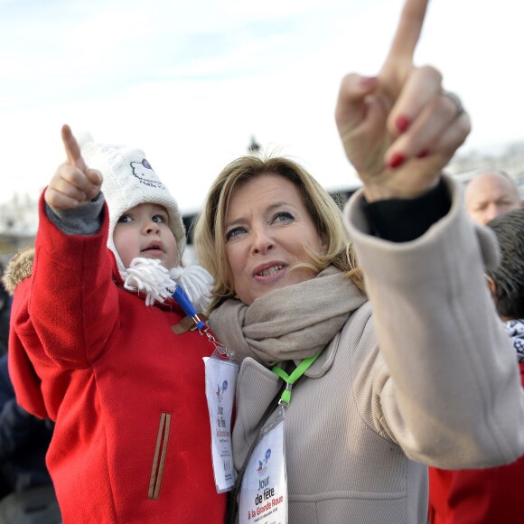 Valérie Trierweiler - Le Secours populaire, Marcel Campion et le Monde Festif invitent 1000 enfants d'Ile de France à la Grande roue place de la Concorde à Paris le 22 décembre 2015 pour une après-midi festive avec remise de cadeaux.
