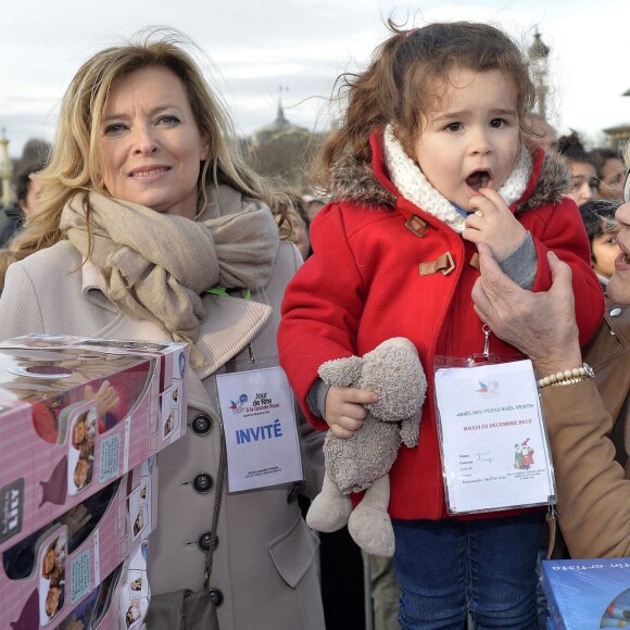 Valérie Trierweiler et Nicoletta - Le Secours populaire, Marcel Campion et le Monde Festif invitent 1000 enfants d'Ile de France à la Grande roue place de la Concorde à Paris le 22 décembre 2015 pour une après-midi festive avec remise de cadeaux.