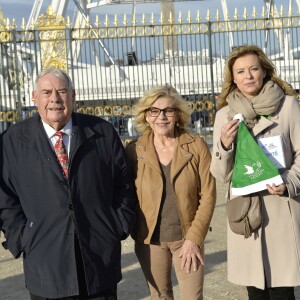 Julien Lauprêtre, Président du Secours populaire français, Nicoletta , Valérie Trierweiler et Marcel Campion - Le Secours populaire, Marcel Campion et le Monde Festif invitent 1000 enfants d'Ile de France à la Grande roue place de la Concorde à Paris le 22 décembre 2015 pour une après-midi festive avec remise de cadeaux.