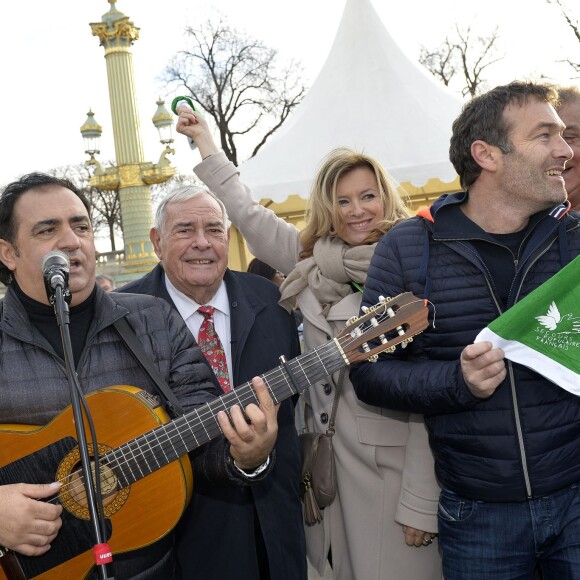 Julien Lauprêtre, Président du Secours populaire français, Valérie Trierweiler et Marc-Emmanuel Dufour, animateur de l'émission "Tous ensemble" - Le Secours populaire, Marcel Campion et le Monde Festif invitent 1000 enfants d'Ile de France à la Grande roue place de la Concorde à Paris le 22 décembre 2015 pour une après-midi festive avec remise de cadeaux.