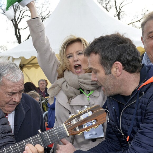 Julien Lauprêtre, Président du Secours populaire français, Valérie Trierweiler et Marc-Emmanuel Dufour, animateur de l'émission "Tous ensemble" - Le Secours populaire, Marcel Campion et le Monde Festif invitent 1000 enfants d'Ile de France à la Grande roue place de la Concorde à Paris le 22 décembre 2015 pour une après-midi festive avec remise de cadeaux.