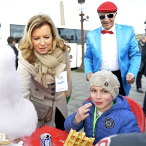 Valérie Trierweiler - Le Secours populaire, Marcel Campion et le Monde Festif invitent 1000 enfants d'Ile de France à la Grande roue place de la Concorde à Paris le 22 décembre 2015 pour une après-midi festive avec remise de cadeaux.