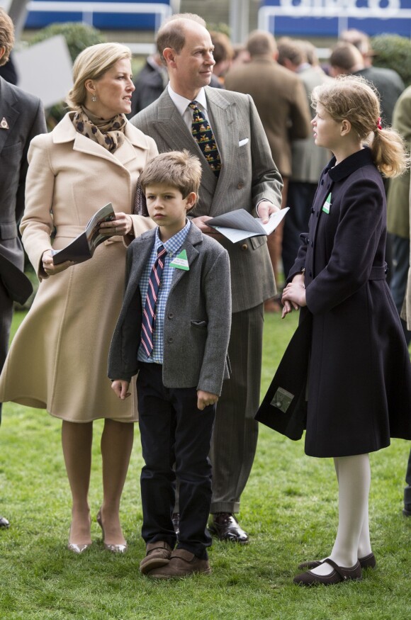 Le prince Edward, comte de Wessex, et sa femme la comtesse Sophie de Wessex ont regardé avec leurs enfants Lady Louise Windsor et James, vicomte Severn les courses de Noël à l'hippodrome d'Ascot, le 19 décembre 2015.