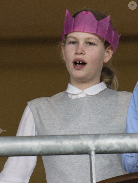 Lady Louise Windsor aux courses de Noël à l'hippodrome d'Ascot le 19 décembre 2015, avec ses parents le prince Edward et la comtesse Sophie de Wessex, et son frère James, vicomte Severn.