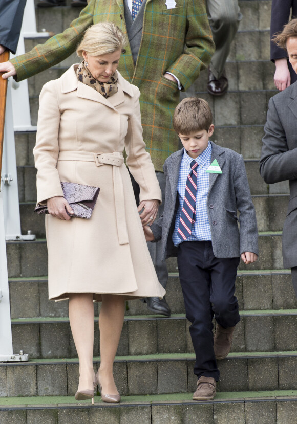 La comtesse Sophie de Wessex et son fils James, vicomte Severn, aux courses de Noël à l'hippodrome d'Ascot le 19 décembre 2015.