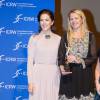 La princesse Mary de Danemark remet le prix "Champions for Change" à la princesse Mabel des Pays-Bas lors d'une cérémonie organisée par "The International Centre for Research on Women" (ICRW) à Londres, le 12 mars 2015.12/03/2015 - Londres