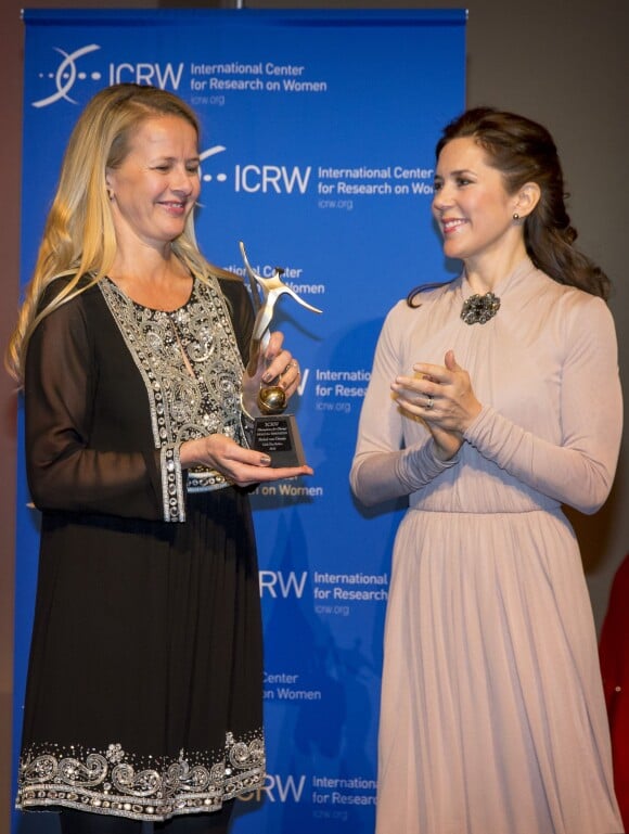 La princesse Mary de Danemark remet le prix "Champions for Change" à la princesse Mabel des Pays-Bas lors d'une cérémonie organisée par "The International Centre for Research on Women" (ICRW) à Londres, le 12 mars 2015.12/03/2015 - Londres