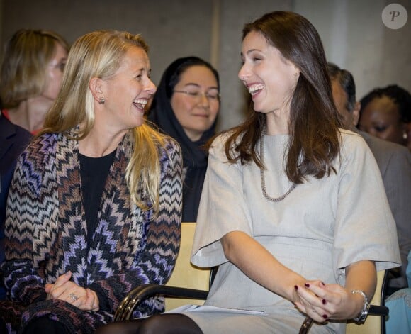 La princesse Mabel des Pays-Bas et la princesse Viktoria de Bourbon participent à une réunion sur le mariage des enfants organisée par "Save the Children" à La Haye, le 7 octobre 2015.07/10/2015 - La Haye