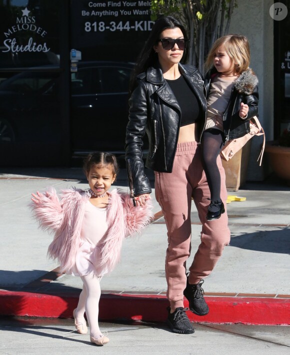 Kourtney Kardashian, sa fille Penelope Disick et sa nièce North West à Tarzana, le 16 décembre 2015.