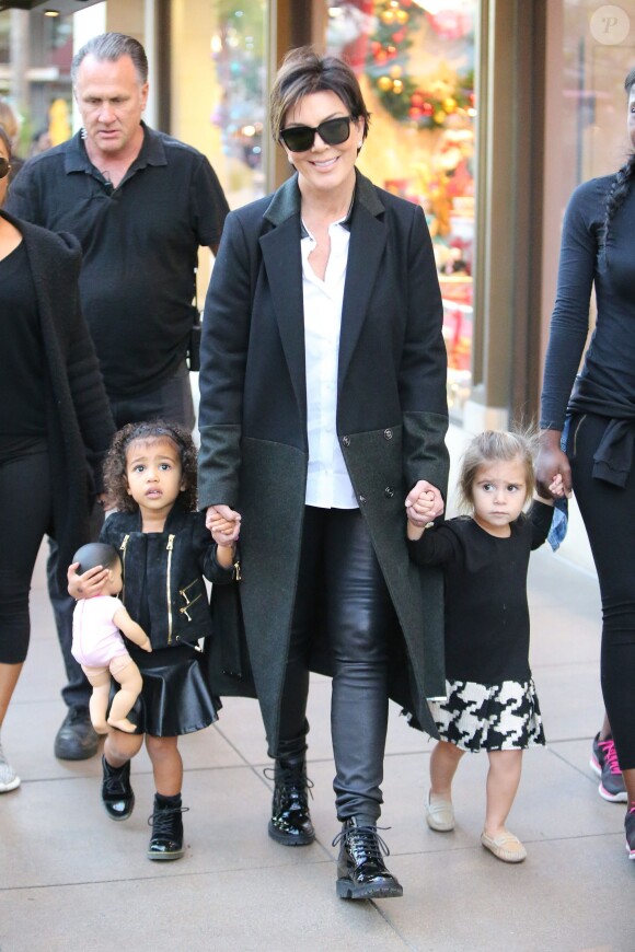 Kris Jenner et ses petites-filles North West et Penelope Disick à Los Angeles, le 23 novembre 2015.