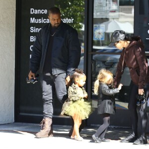 Kourtney Kardashian et son beau frère Kanye West sont allés chercher leurs filles Penelope et North à leur cours de danse à Tarzana, le 11 novembre 2015.