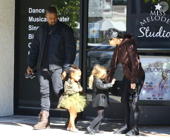 Kourtney Kardashian et son beau frère Kanye West sont allés chercher leurs filles Penelope et North à leur cours de danse à Tarzana, le 11 novembre 2015.