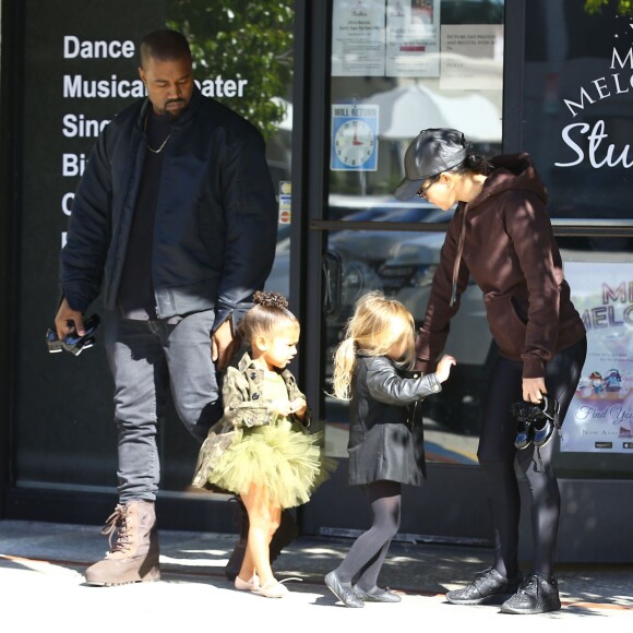 Kourtney Kardashian et son beau frère Kanye West sont allés chercher leurs filles Penelope et North à leur cours de danse à Tarzana, le 11 novembre 2015.