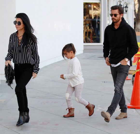 Kourtney Kardashian, Scott Disick et leur fils Mason Disick à Beverly Hills, le 27 novembre 2015.