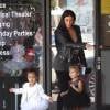 Kim et Kourtney Kardashian emmènent leurs filles North West et Penelope à leur cours de danse à Tarzana, le 28 mai 2015.
