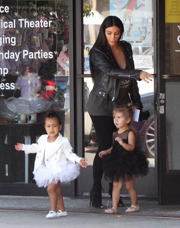 Kim et Kourtney Kardashian emmènent leurs filles North West et Penelope à leur cours de danse à Tarzana, le 28 mai 2015.