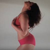 Ashley Graham : Le mannequin grande taille canon en lingerie pour Noël !