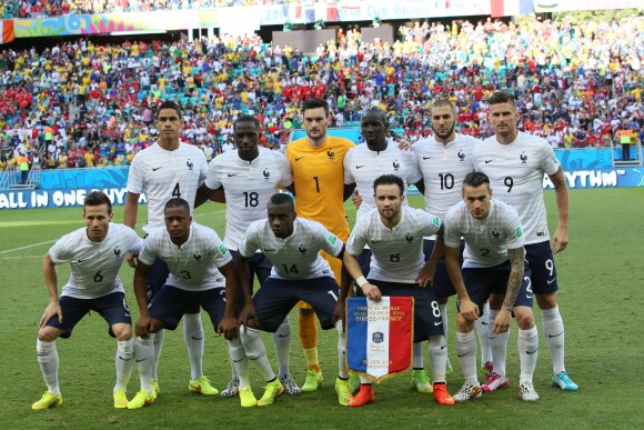 Moussa Sissoko, numéro 18, et l'équipe de France avant la rencontre contre la Suisse, lors de la Coupe du monde de Football au Brésil, le 20 juin 2014.