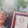 Shanna et Thibault ("Les Anges") ont battu un record du monde en réalisant 151 selfies en 3 minutes. Celui-ci était jusqu'ici détenu par Dwayne Johnson. Décembre 2015.