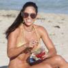 La star du fitness Michelle Lewin montre fièrement son corps musclé sur une plage à Miami, le 28 décembre 2015.