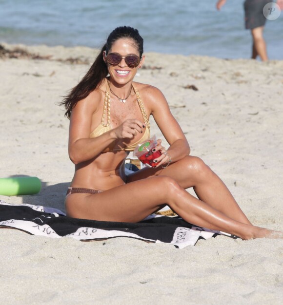 La star du fitness Michelle Lewin montre fièrement son corps musclé sur une plage à Miami, le 28 décembre 2015.