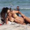 La star du fitness Michelle Lewin montre fièrement son corps musclé sur une plage à Miami, le 28 décembre 2015.