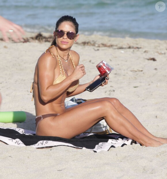 La star du fitness Michelle Lewin montre fièrement son corps musclé sur une plage à Miami, le 28 décembre 2015.