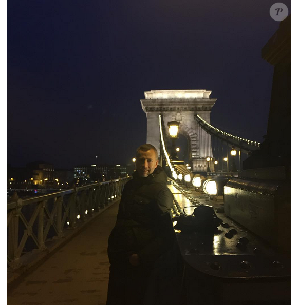 L'ancien membre du Club Dorothée Eric Galliano pose sur le pont des chaînes en Hongrie.