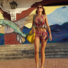 Laury Thilleman passe le Nouvel An au soleil et dévoile des abdos en béton ! Décembre 2015.