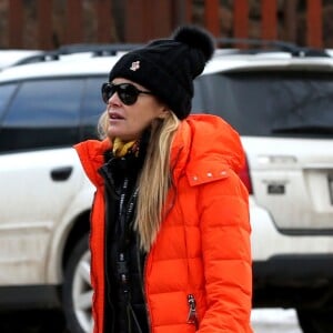 Exclusif - Elle Macpherson se rend dans un magasin de location de skis avec son mari Jeffrey Soffer à Aspen dans le colorado aux Etats-Unis le 21 décembre 2015.