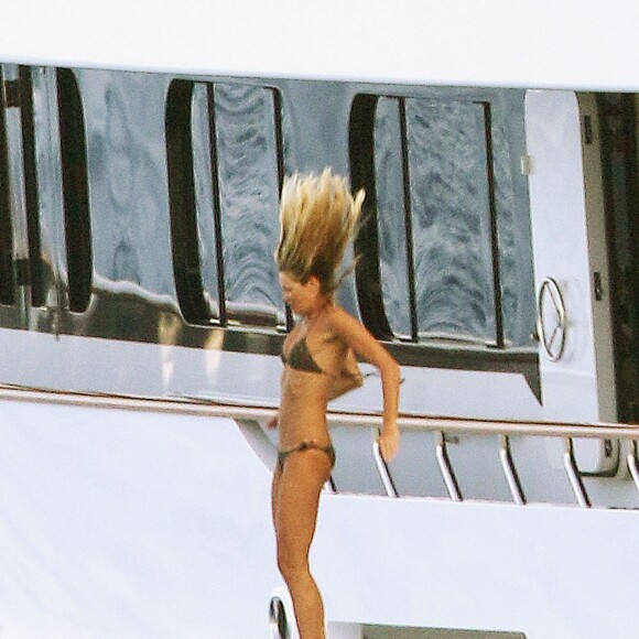 Elle Macpherson avec son mari Jeffrey Soffer et ses fils Arpad Busson et Aurelius Busson en vacances sur leur yacht dans la baie de Monaco, le 16 juillet 2015.