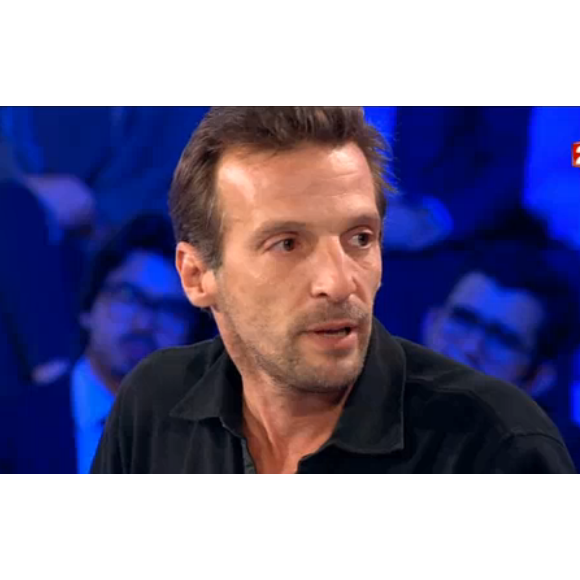 Mathieu Kassovitz dans On n'est pas couché sur France 2 (émission tournée le jeudi 12 novembre 2015 et diffusée le samedi 2 janvier 2016.)