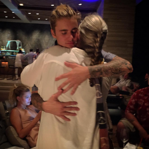 Justin Bieber et sa grand-mère Kate ainsi que sa petite-amie supposée Hailey Baldwin en arrière plan / photo postée sur Instagram, le 3 janvier 2016.