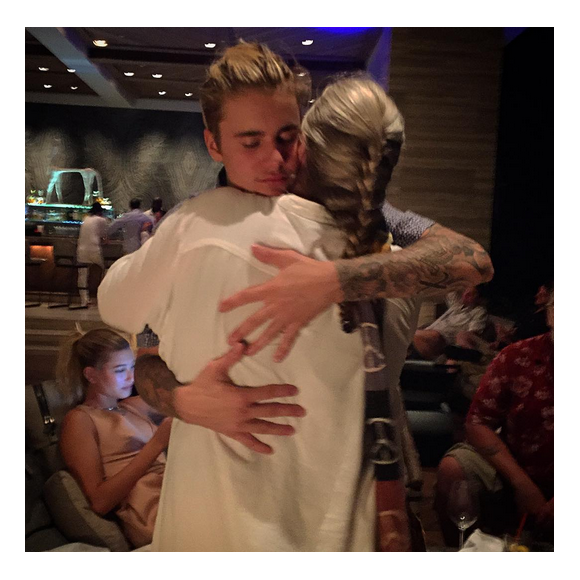 Justin Bieber et sa grand-mère Kate ainsi que sa petite-amie supposée Hailey Baldwin en arrière plan / photo postée sur Instagram, le 3 janvier 2016.